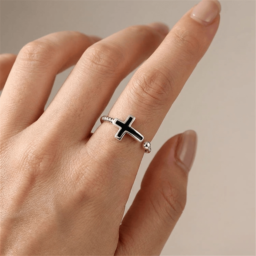 Anillo Cruz Negra Bendita (Ajustable)