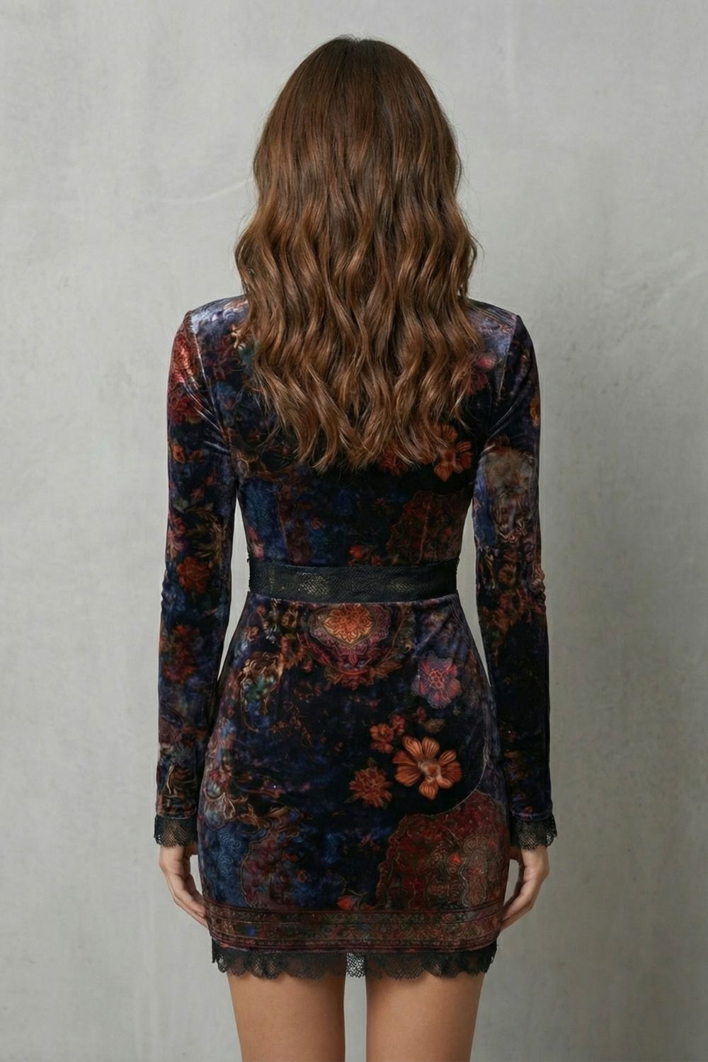 Solenza – Mini vestido de terciopelo con encaje barroco