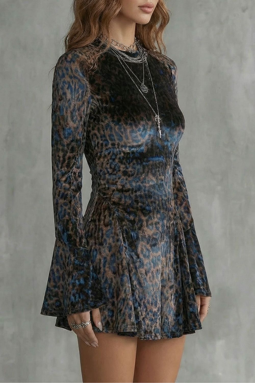 Bellanca – Mini vestido con estampado de leopardo y mangas acampanadas