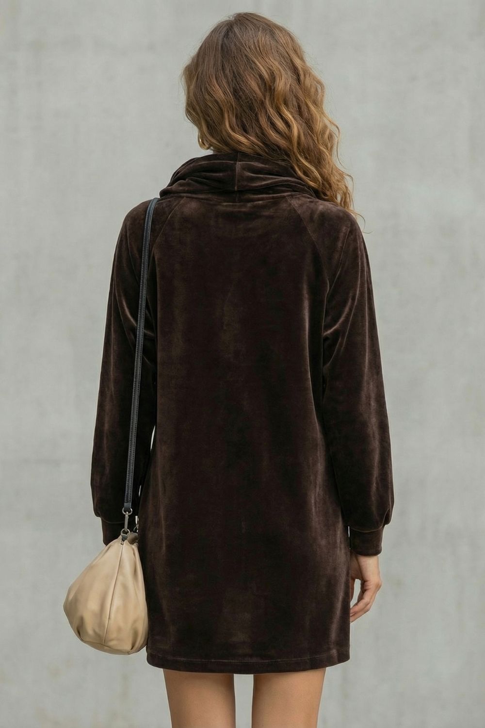 Moréna – Mini vestido de terciopelo con cuello y caída drapeada, máxima comodidad