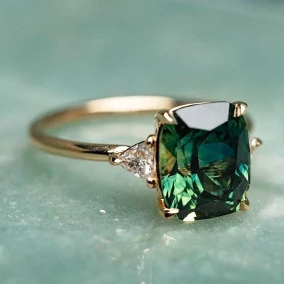 Anillo de Oro con Piedra Verde Vintage