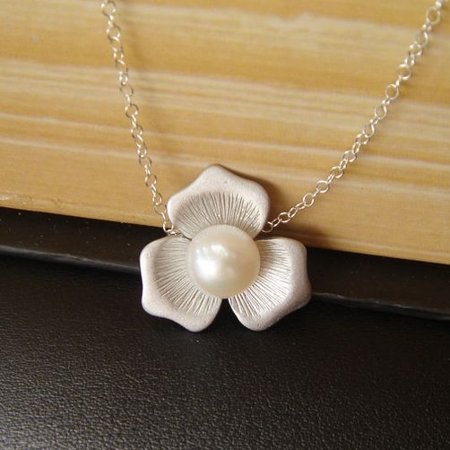 Collar de Flor de Perla Blanca Elegante