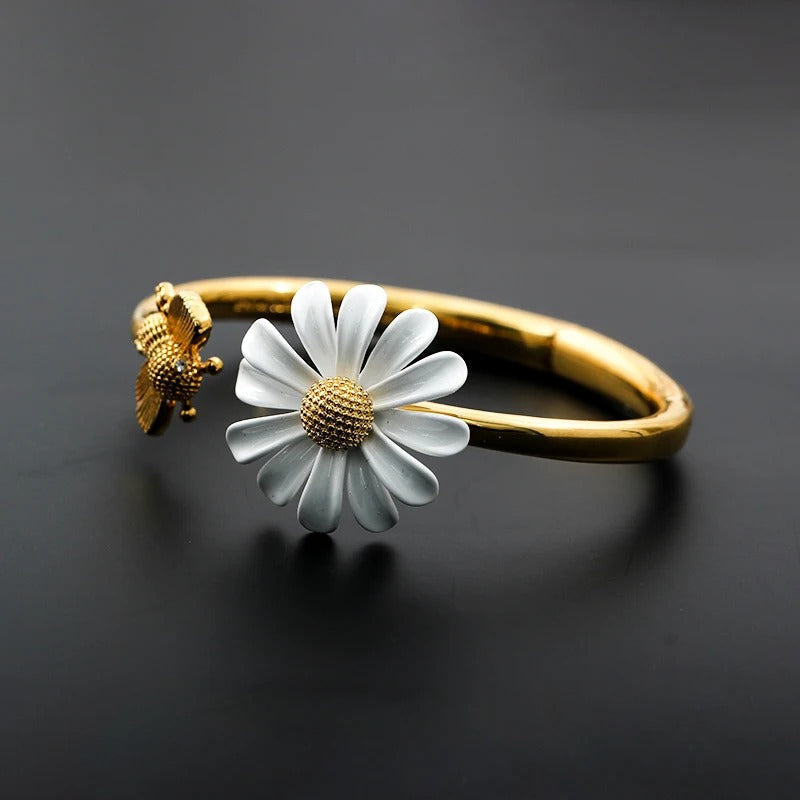 Pulsera Vintage Dorada Margarita y Abeja