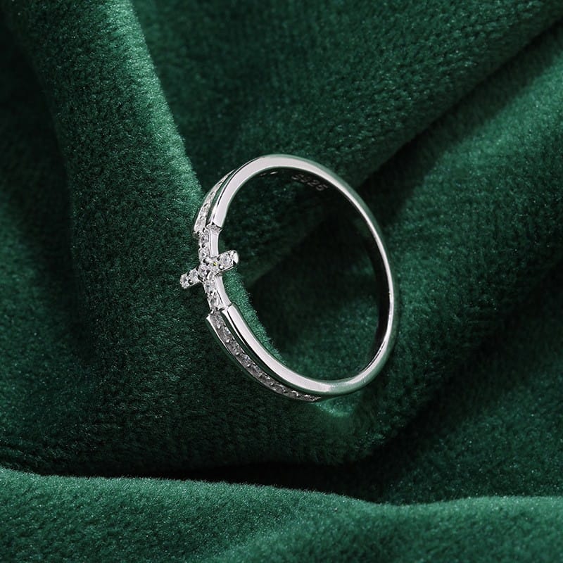 Anillo Elegante con Crucifijo y Circonitas