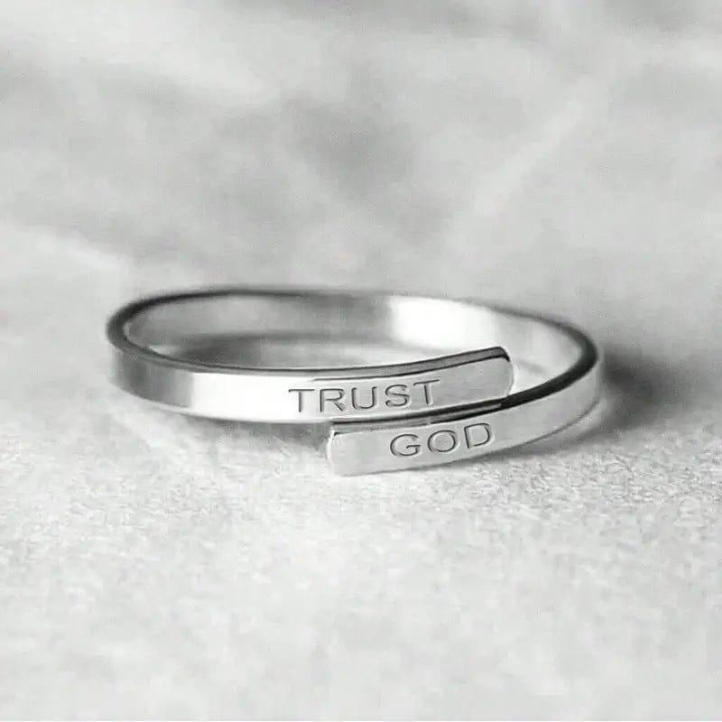 Anillo de Plata Grabado «Confía en Dios» (Ajustable)