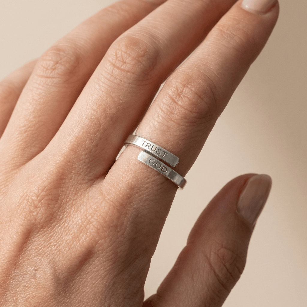 Anillo de Plata Grabado «Confía en Dios» (Ajustable)