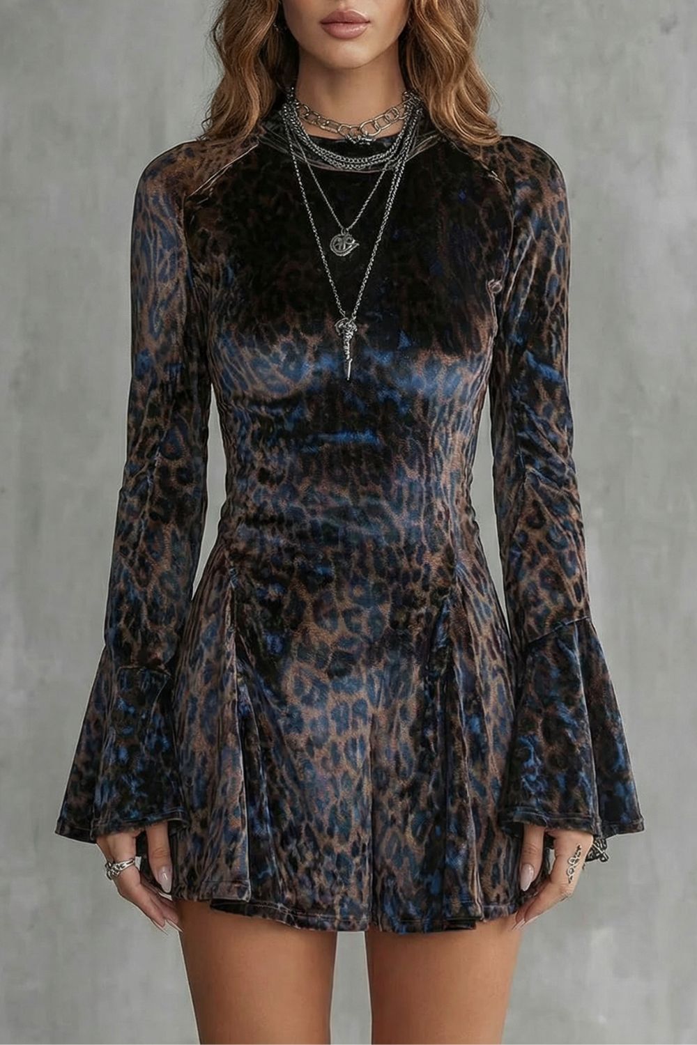 Bellanca – Mini vestido con estampado de leopardo y mangas acampanadas