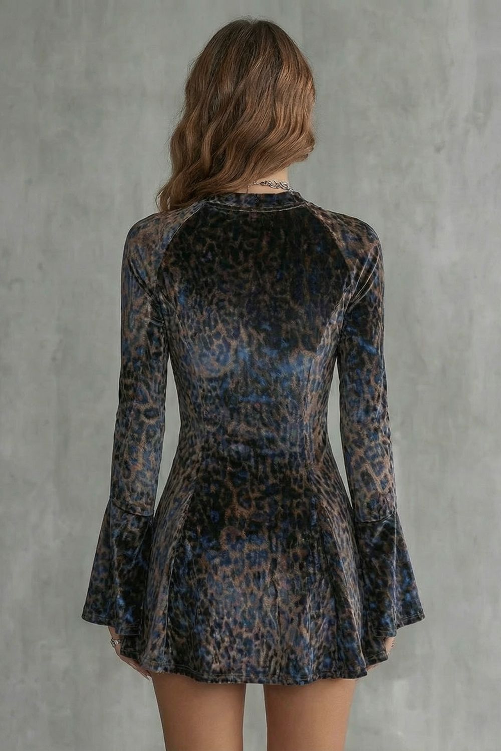 Bellanca – Mini vestido con estampado de leopardo y mangas acampanadas