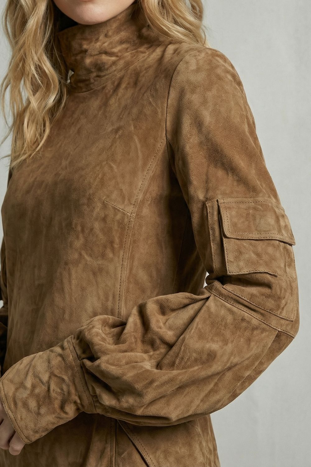 Marcella – Silueta de cuello alto – Mini vestido efecto ante