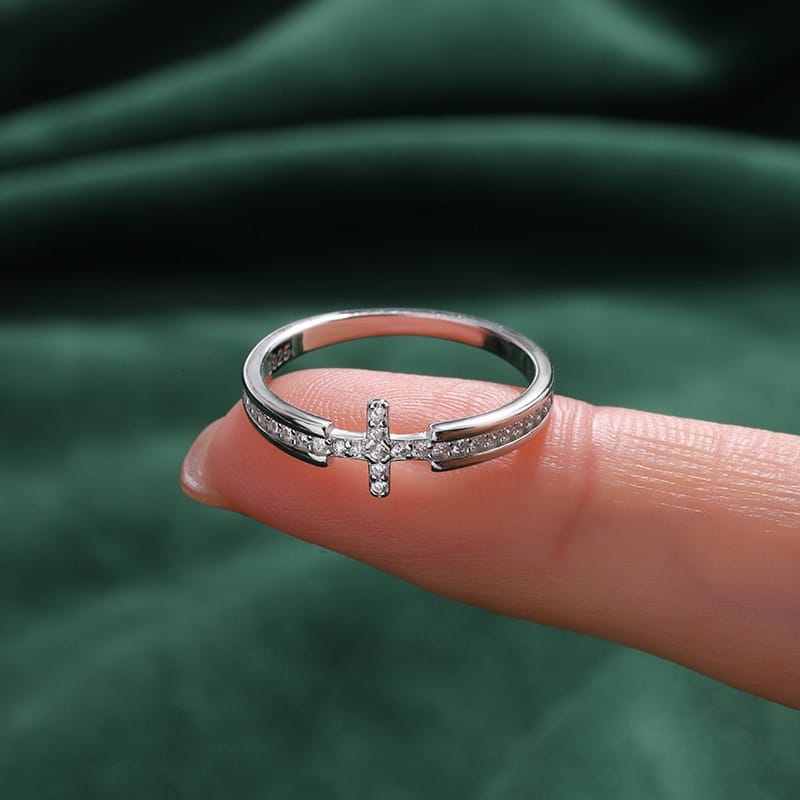 Anillo Elegante con Crucifijo y Circonitas