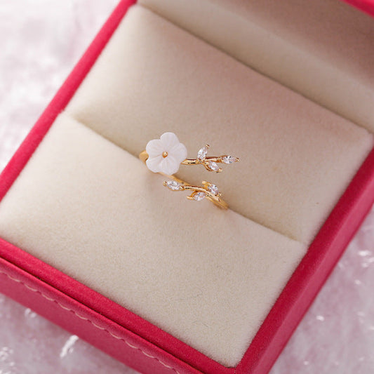 Anillo ajustable con flor silvestre y circonita en oro