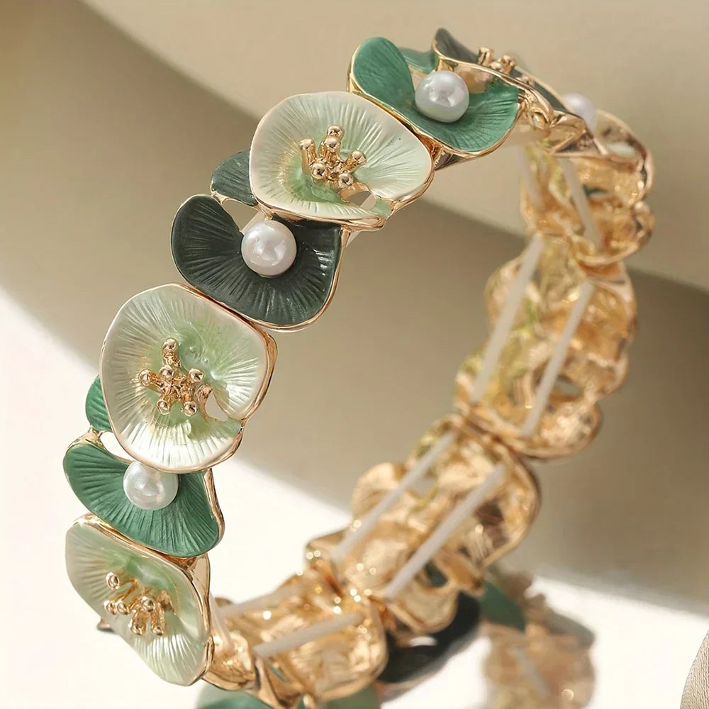 Pulsera vintage con flores verdes y perlas