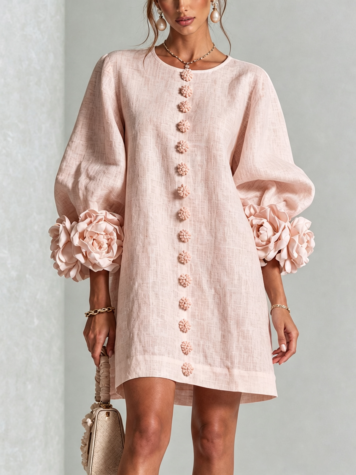 Adriana | Vestido mini con puños de rosa y botones de flor