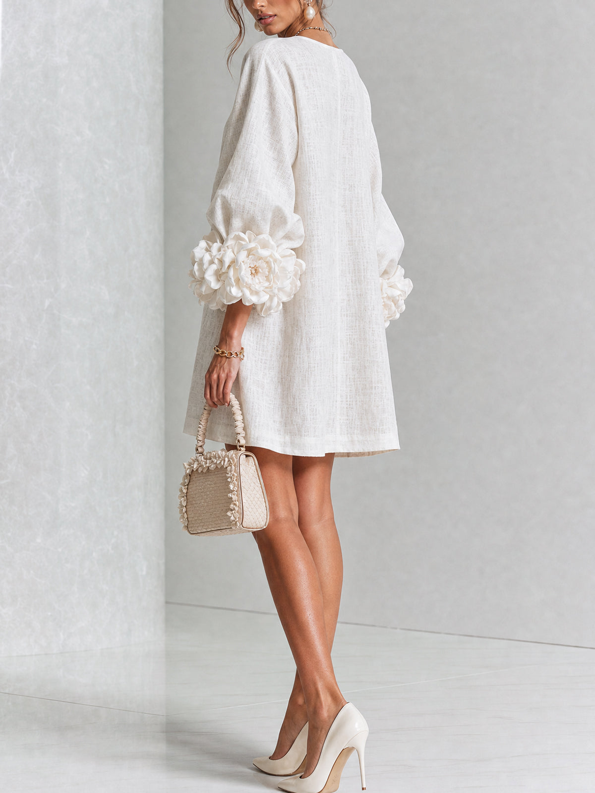 Adriana | Vestido mini con puños de rosa y botones de flor