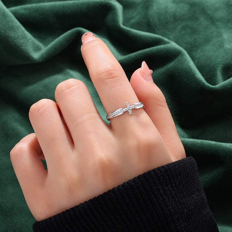 Anillo Elegante con Crucifijo y Circonitas