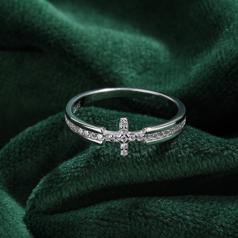 Anillo Elegante con Crucifijo y Circonitas