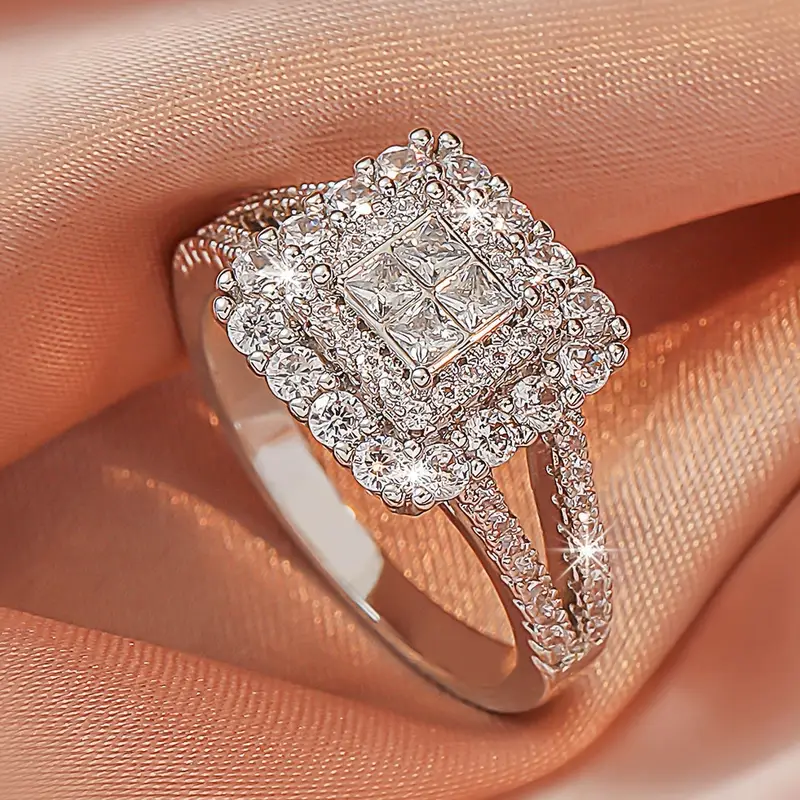 Anillo Plateado Brillante con Cubos