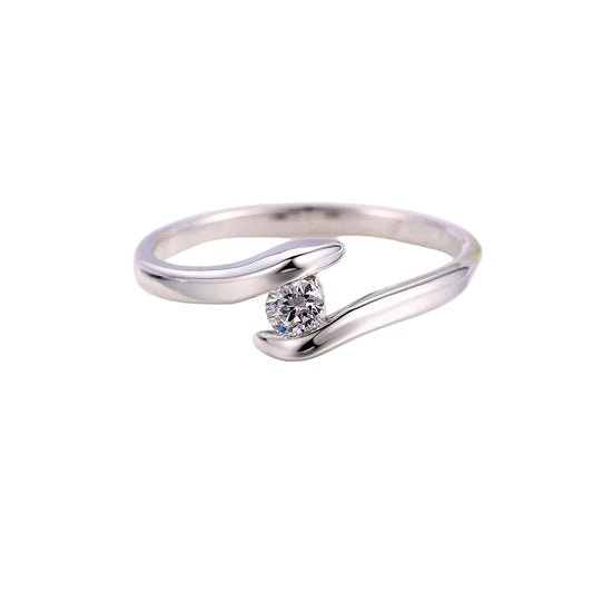 Anillo con banda curva en plata y diamante brillante en el centro