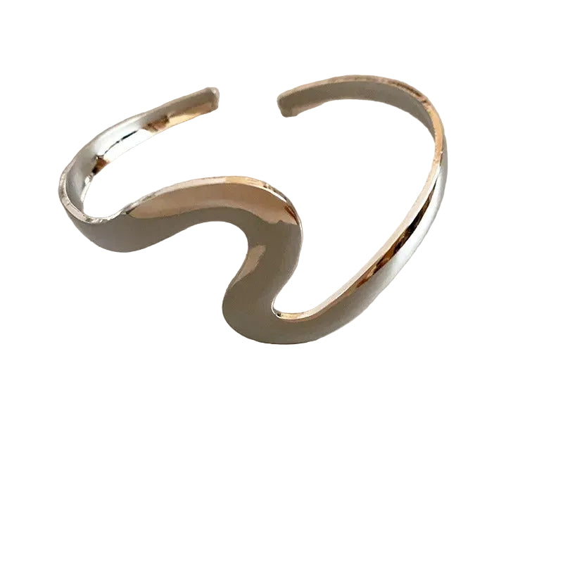 Pulsera abierta ondulada con torsión en plata vintage
