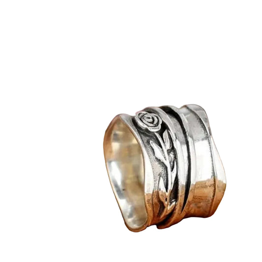 Anillo con grabado floral en plata