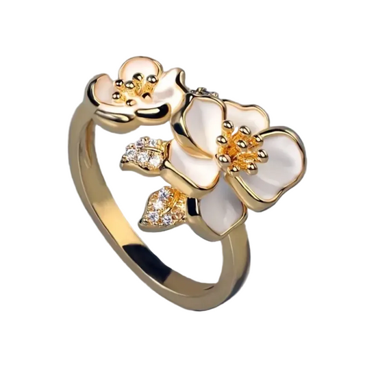 Anillo de oro con flor blanca