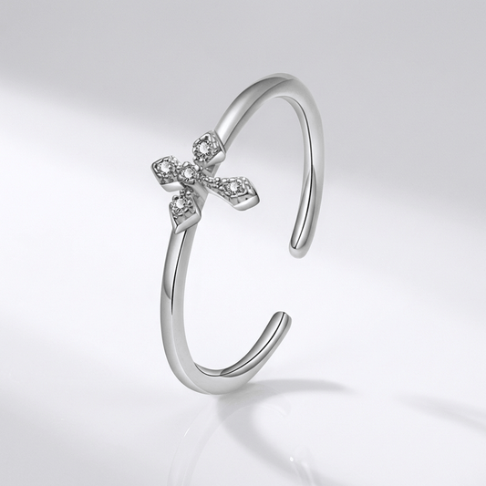 Anillo Brillante de Cruz Plateada